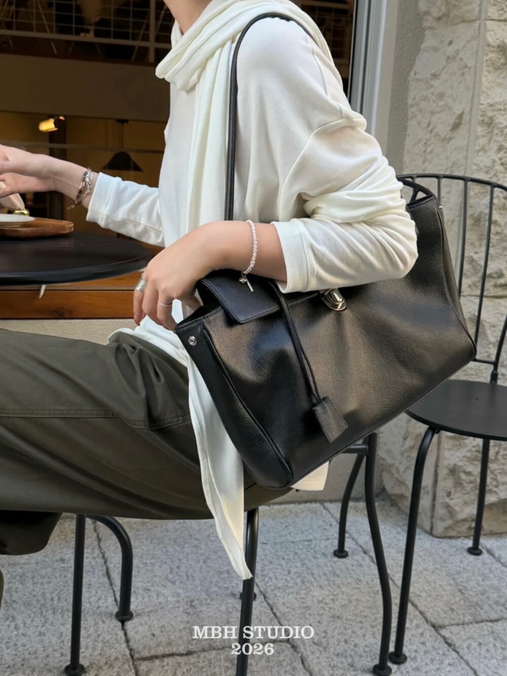 MBH Niche Design Flap Lock Large Capacity Tote Bag Commuter Handbag Crossbody Shoulder Bag - Image 3